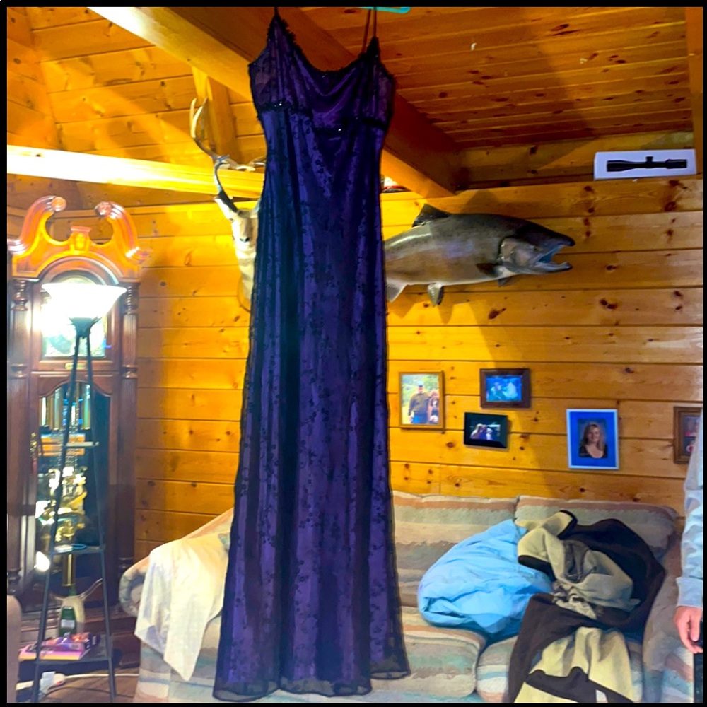 The size is 11-12 in womens, it’s barely worn